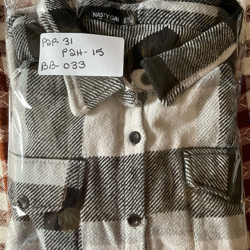 Nasty Gal Black and White Plaid Button-Up Shirt. Flannel. Size 22 - Picture 11 of 11
